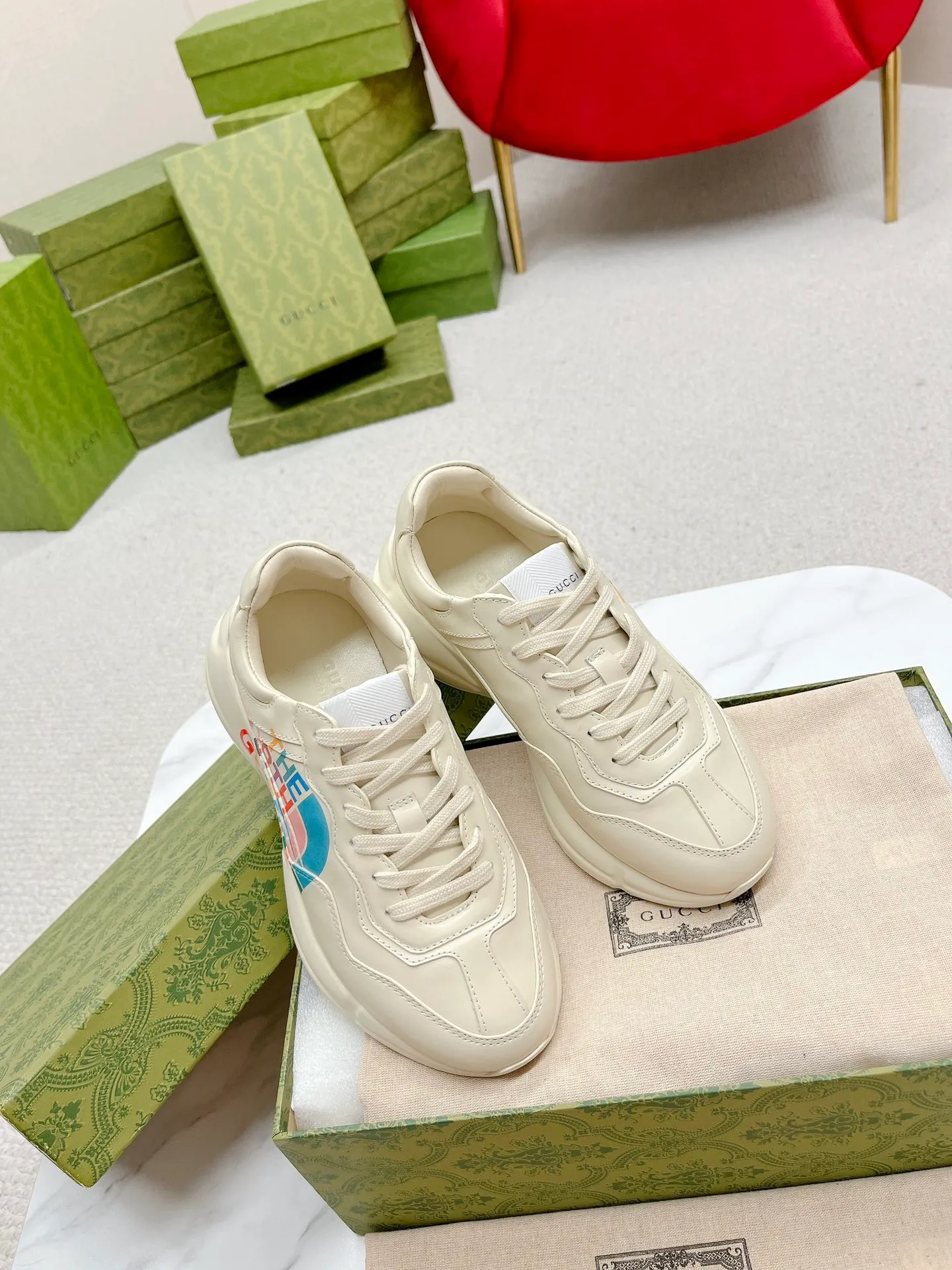 👟👟Ex-factory price 700👟👟 Men +10 Gucci’s top version of couple’s dad shoes series is new! 🖤 ⚠GG couple’s dad shoes have been very popular in recent years; new colors are updated constantly; new colors are updated, and our home and counters have new ones at the same time. This classic dad shoe is popular among celebrities and Internet celebrities. Anchors and others are sure to plant grass and call ❤ Classic fashion style, distressed leather surface, 5D drawing printing; mixed surface splicing colors, etc... Original customization (off-white eco-friendly cowhide, first layer of cowhide inside), original outsole... Shiny colorful drawings embellish the sides of the shoe body, old color rubbing, package production technology, 1:1 creation / only to make the best shoes. ⚠️ Comes with high-end full package at the counter. …………………………………………………… 👑❥∙Colour: Doraemon model/Mickey Mouse model/Lip model/Donald Duck model/Anchor model/Classic red and green striped logo model/NY letter model/Rainbow letter model/Red ebony cloth model/G letter pink cloth model/North Face joint model/Little Bear model/New blue color model/New orange color model 👑❥∙Size: Women’s model 35-40 Men's 39-44